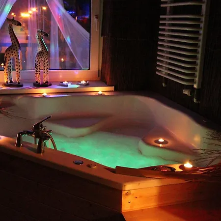 Dom Ze Strefa Relaksu, Jacuzzi, Plaza, Las בית נופש אלק