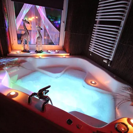 Dom Ze Strefa Relaksu, Jacuzzi, Plaza, Las בית נופש אלק